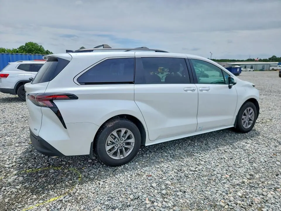 2025 TOYOTA SIENNA XLE 8-PASSENGER  