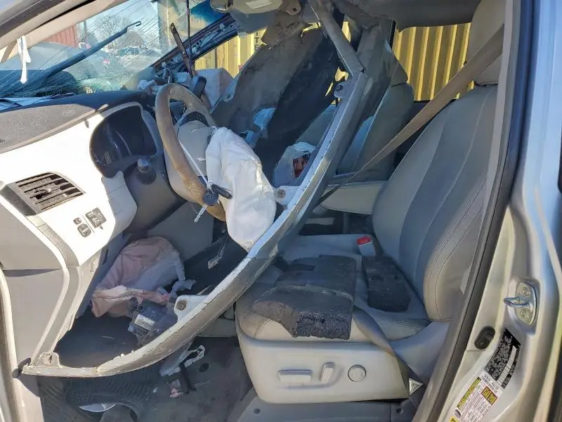 2013 TOYOTA SIENNA XLE  