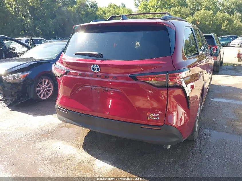 2021 TOYOTA SIENNA XLE