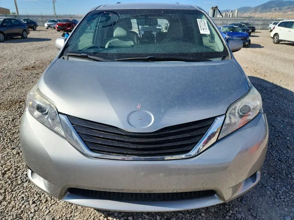 2015 TOYOTA SIENNA LE  