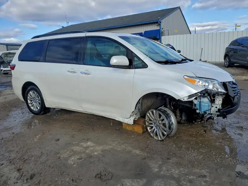2016 TOYOTA SIENNA XLE  