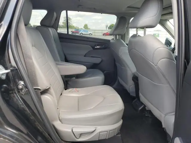 2024 TOYOTA HIGHLANDER LE  