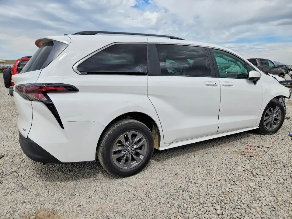 2025 TOYOTA SIENNA LE  