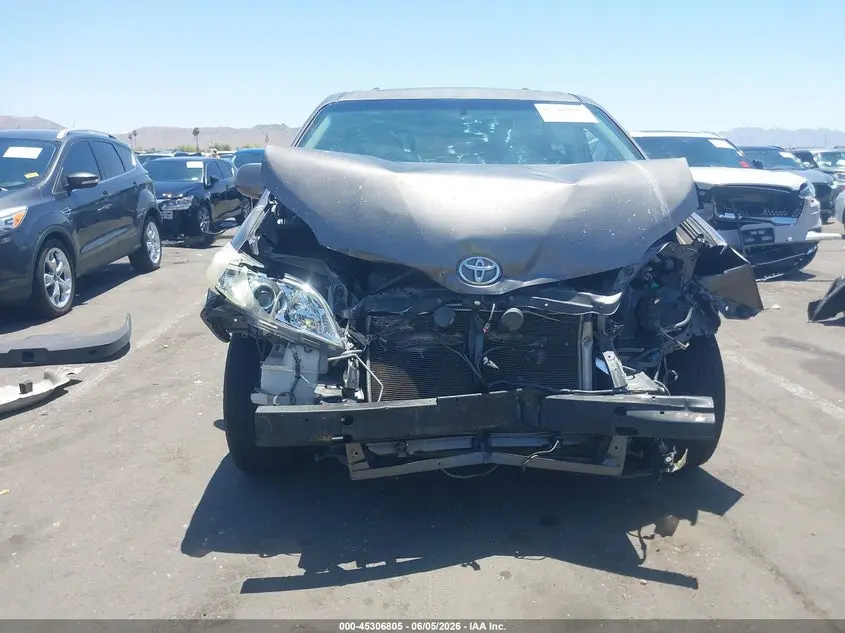 2013 TOYOTA SIENNA XLE V6 8 PASSENGER
