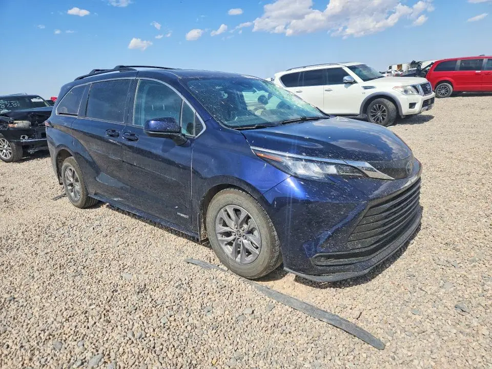 2021 TOYOTA SIENNA LE  