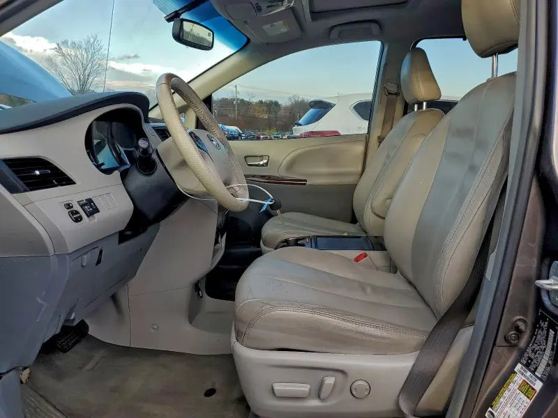 2013 TOYOTA SIENNA   