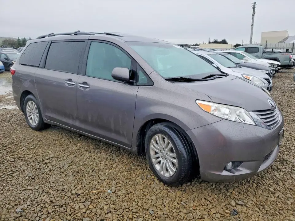 2017 TOYOTA SIENNA XLE  