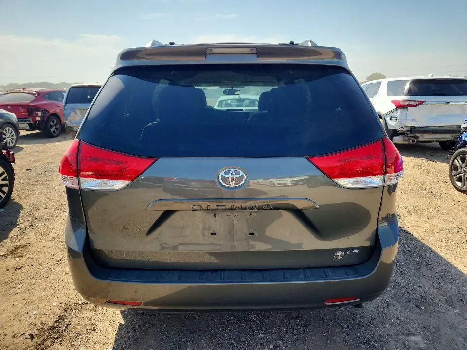 2014 TOYOTA SIENNA LE  
