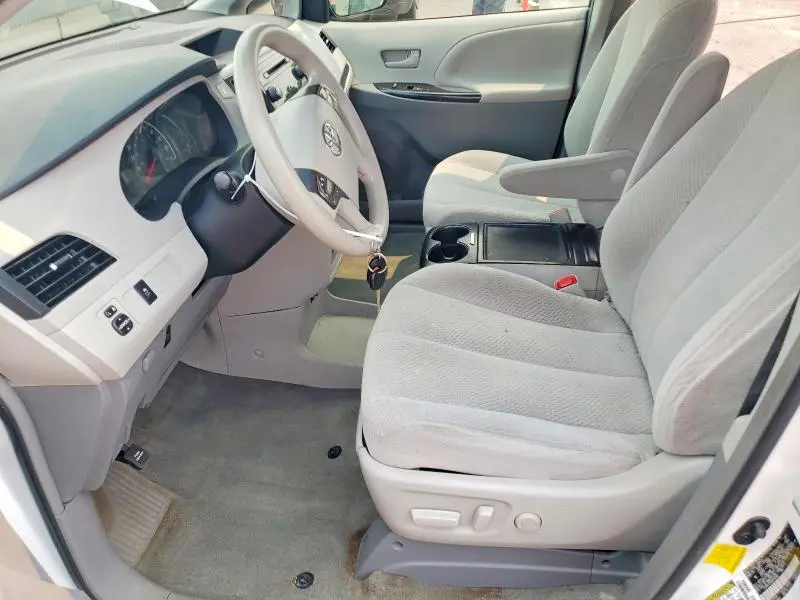 2013 TOYOTA SIENNA LE  