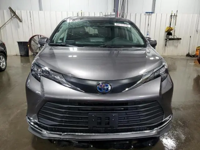 2024 TOYOTA SIENNA XLE  