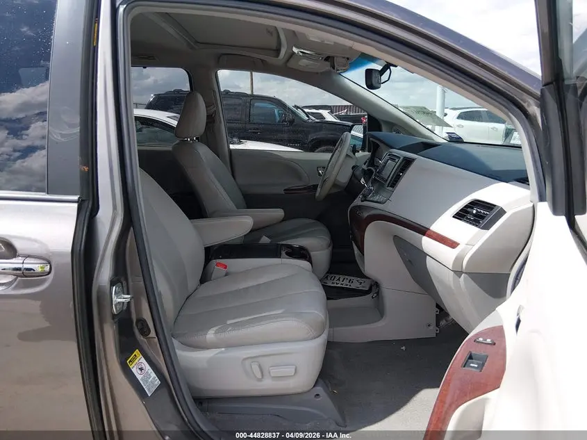 2014 TOYOTA SIENNA XLE V6 8 PASSENGER