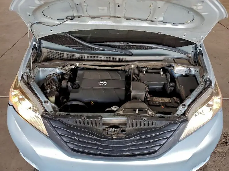 2015 TOYOTA SIENNA LE 8-PASSENGER  