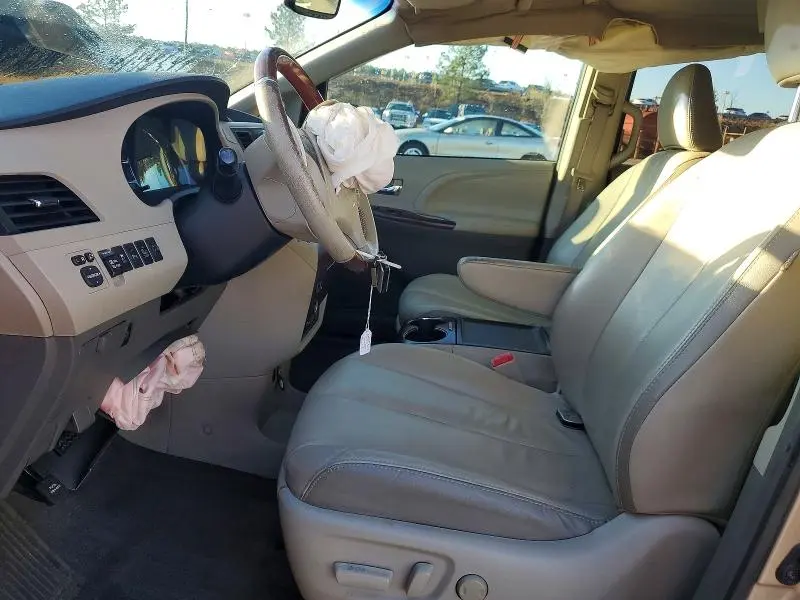 2013 TOYOTA SIENNA XLE  