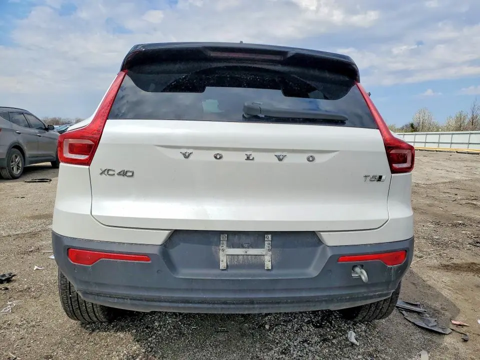 2022 VOLVO XC40 T5 R-DESIGN  