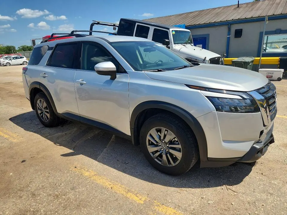 2024 NISSAN PATHFINDER SV  