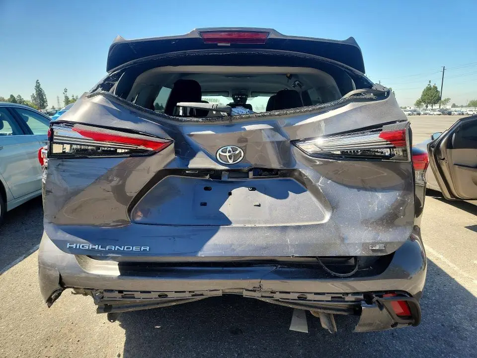 2022 TOYOTA HIGHLANDER LE  