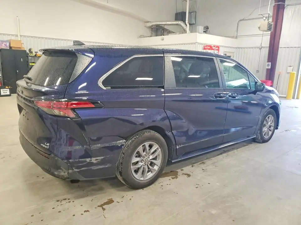 2022 TOYOTA SIENNA LE 8-PASSENGER  