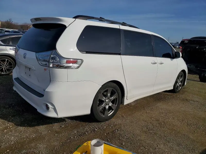 2017 TOYOTA SIENNA SE  