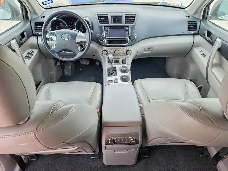 2013 TOYOTA HIGHLANDER SE  