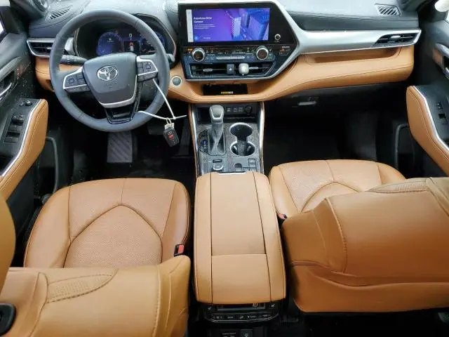 2024 TOYOTA HIGHLANDER LE  