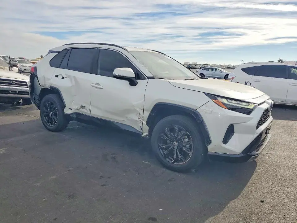 2022 TOYOTA RAV4 SE  