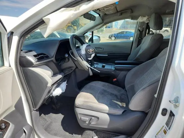 2021 TOYOTA SIENNA LE  