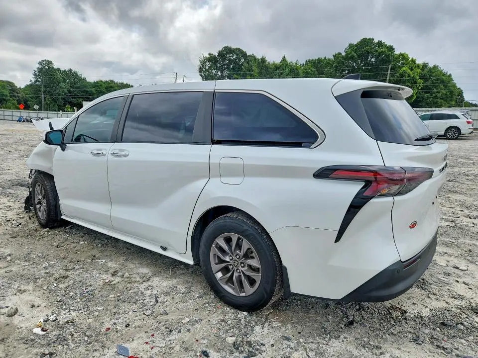 2023 TOYOTA SIENNA XLE  