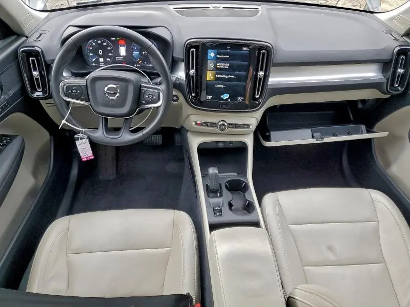 2021 VOLVO XC40 T4 MOMENTUM  