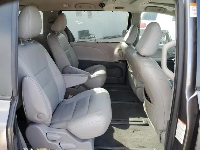 2020 TOYOTA SIENNA XLE  