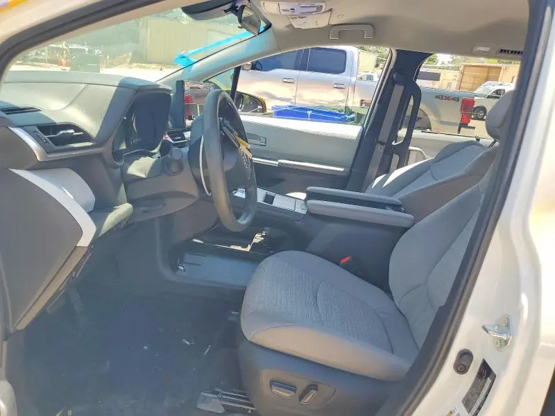 2025 TOYOTA SIENNA LE  