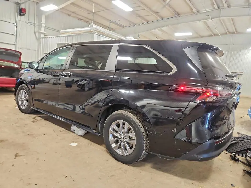 2023 TOYOTA SIENNA LE  