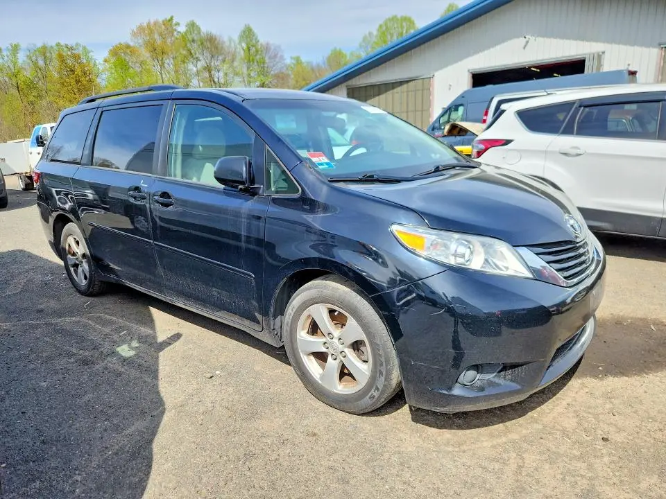 2017 TOYOTA SIENNA LE  