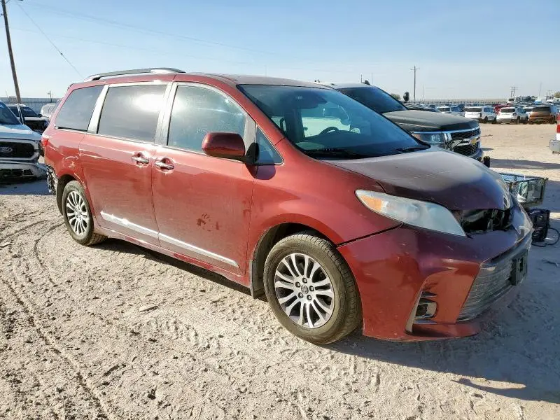 2018 TOYOTA SIENNA XLE  