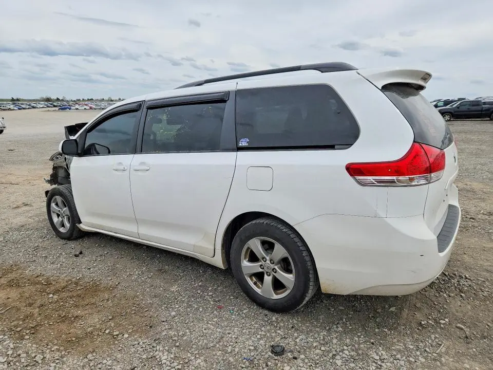 2014 TOYOTA SIENNA LE 8-PASSENGER  