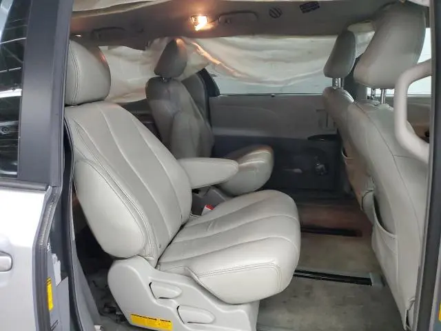 2014 TOYOTA SIENNA LE  