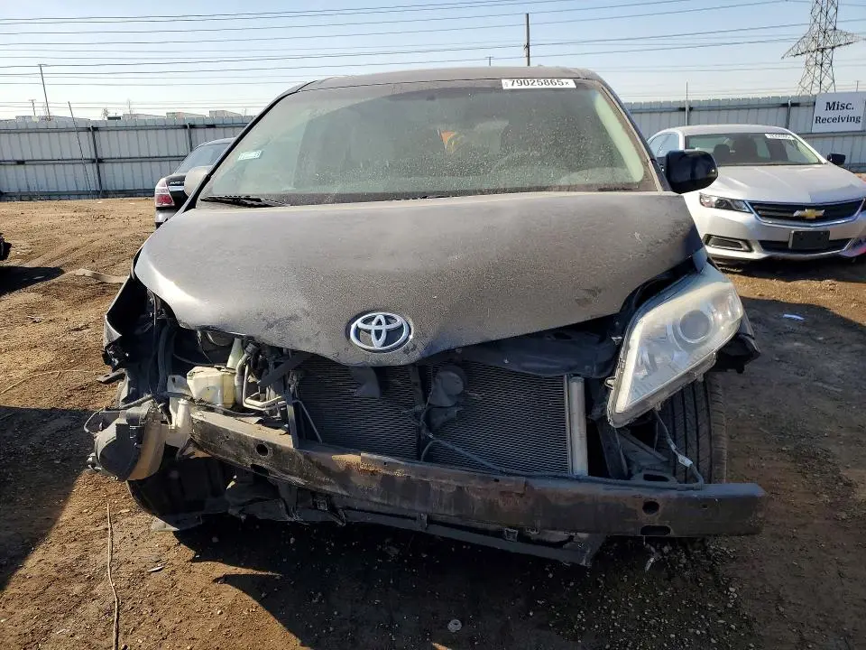 2013 TOYOTA SIENNA XLE 8-PASSENGER  