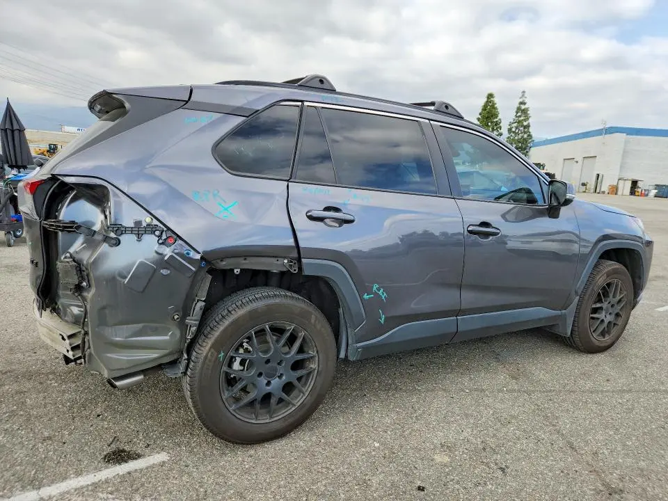 2022 TOYOTA RAV4 XLE  