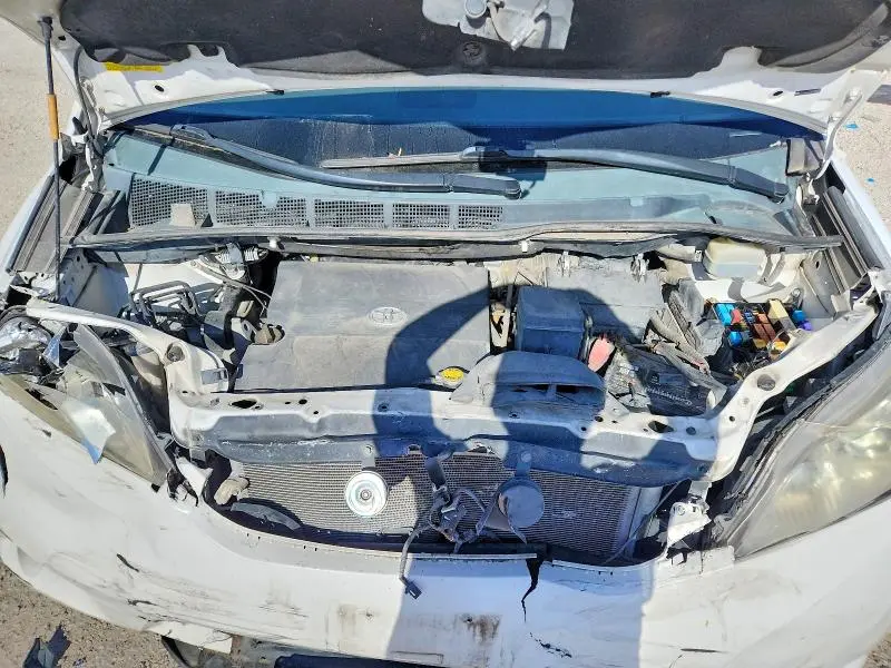 2014 TOYOTA SIENNA XLE 8-PASSENGER  