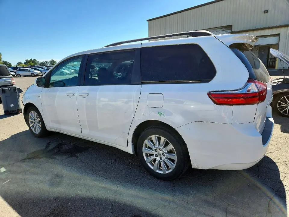 2017 TOYOTA SIENNA LE  