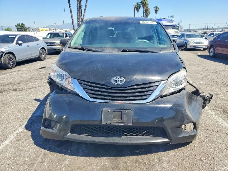 2013 TOYOTA SIENNA LE 8-PASSENGER  