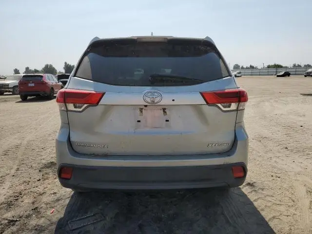2018 TOYOTA HIGHLANDER SE