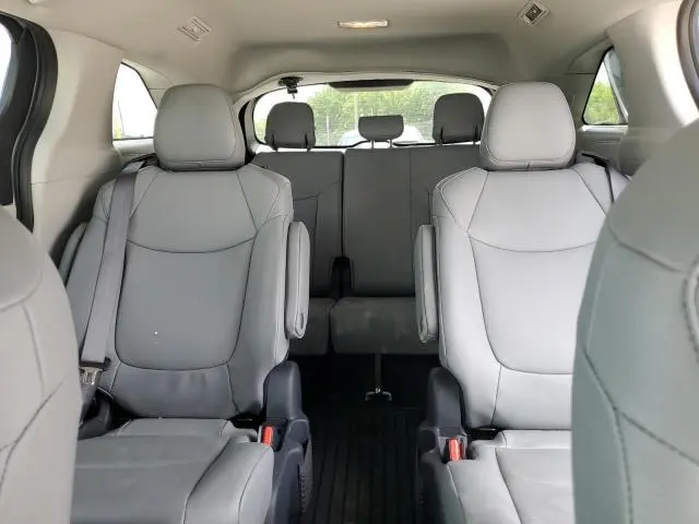 2024 TOYOTA SIENNA XLE  