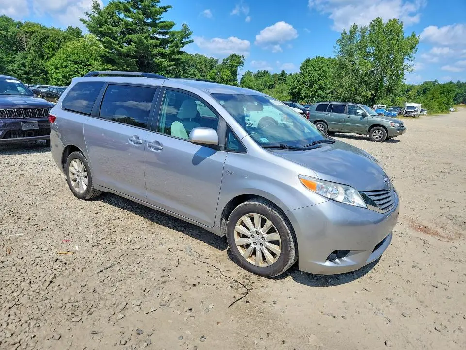2017 TOYOTA SIENNA LE  
