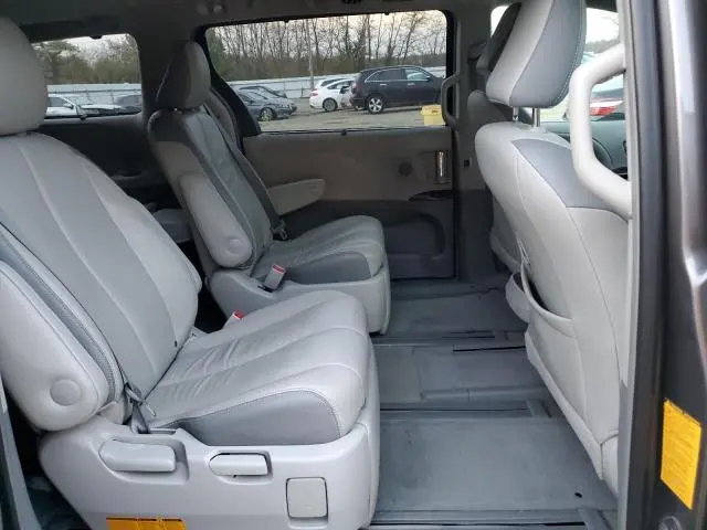 2013 TOYOTA SIENNA XLE  