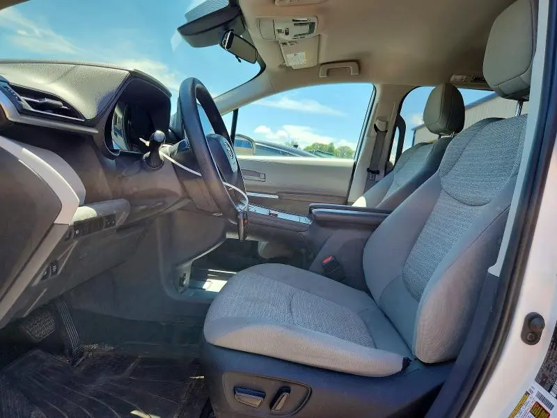 2022 TOYOTA SIENNA LE  