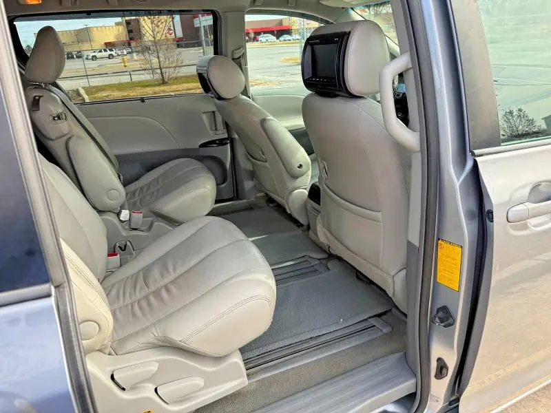 2011 TOYOTA SIENNA LE  