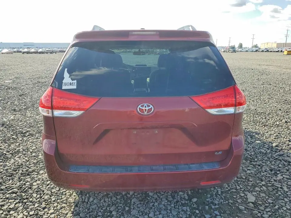 2013 TOYOTA SIENNA LE  