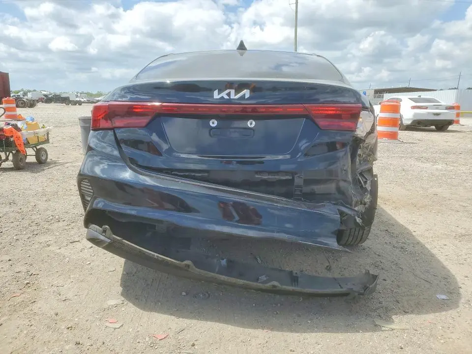 2023 KIA FORTE LXS  