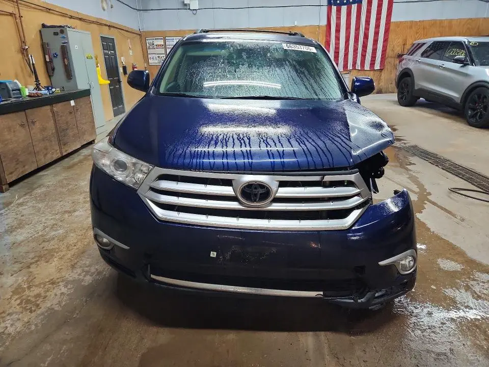 2013 TOYOTA HIGHLANDER SE  