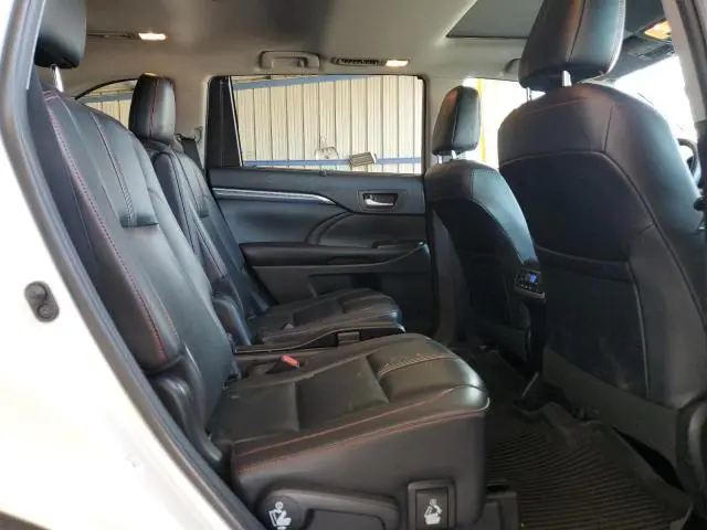 2019 TOYOTA HIGHLANDER SE  